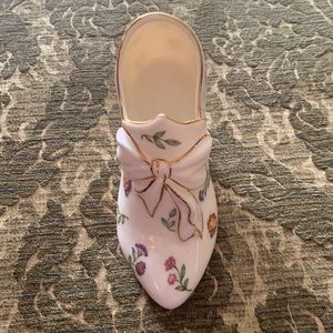 BURTON&BURTON PORCELAIN LADIES SLIPPER VICTORIAN (bees/flowers) CREME/GOLD